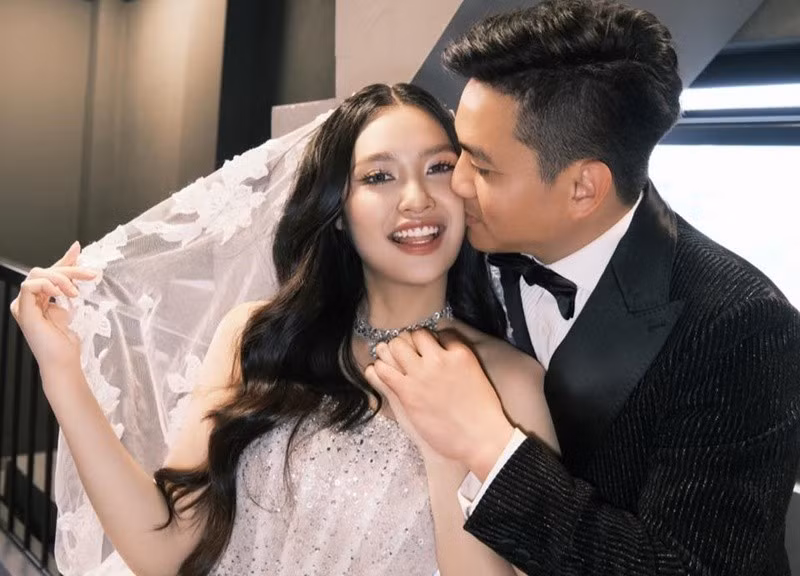 Nông Thúy Hằng chia sẻ trên Người Đưa Tin, vợ chồng cô vừa bất ngờ vừa hạnh phúc, cảm giác như nhận được một món quà rất lớn khi người đẹp mang thai.