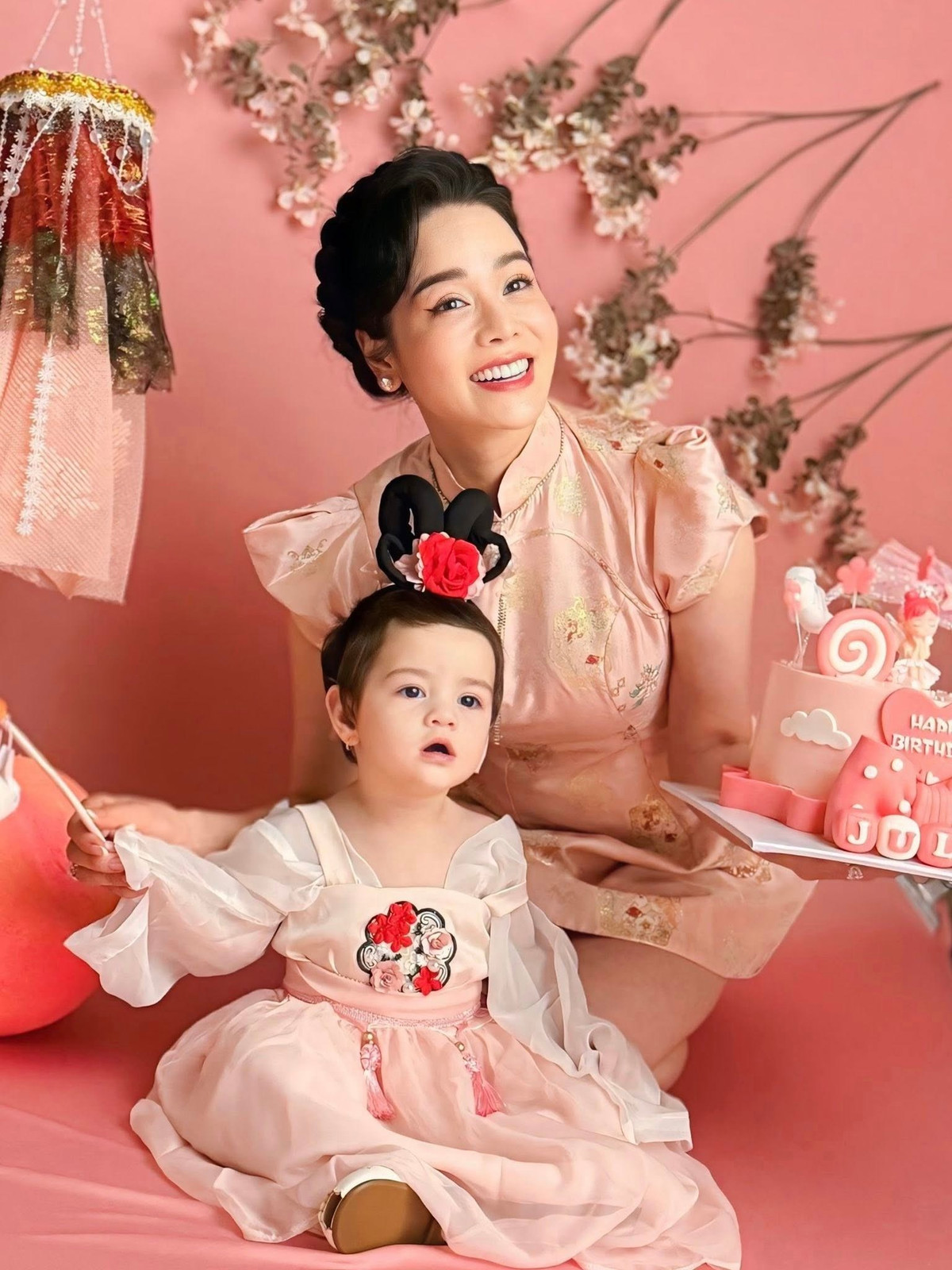 Tháng 12/2024, Nhật Kim Anh thừa nhận mang bầu lần 2. Tháng 1/2025, cô khoe sinh con gái Julia. Mới đây, Nhật Kim Anh hé lộ ngày sinh của bé Julia là 11/1/2025.