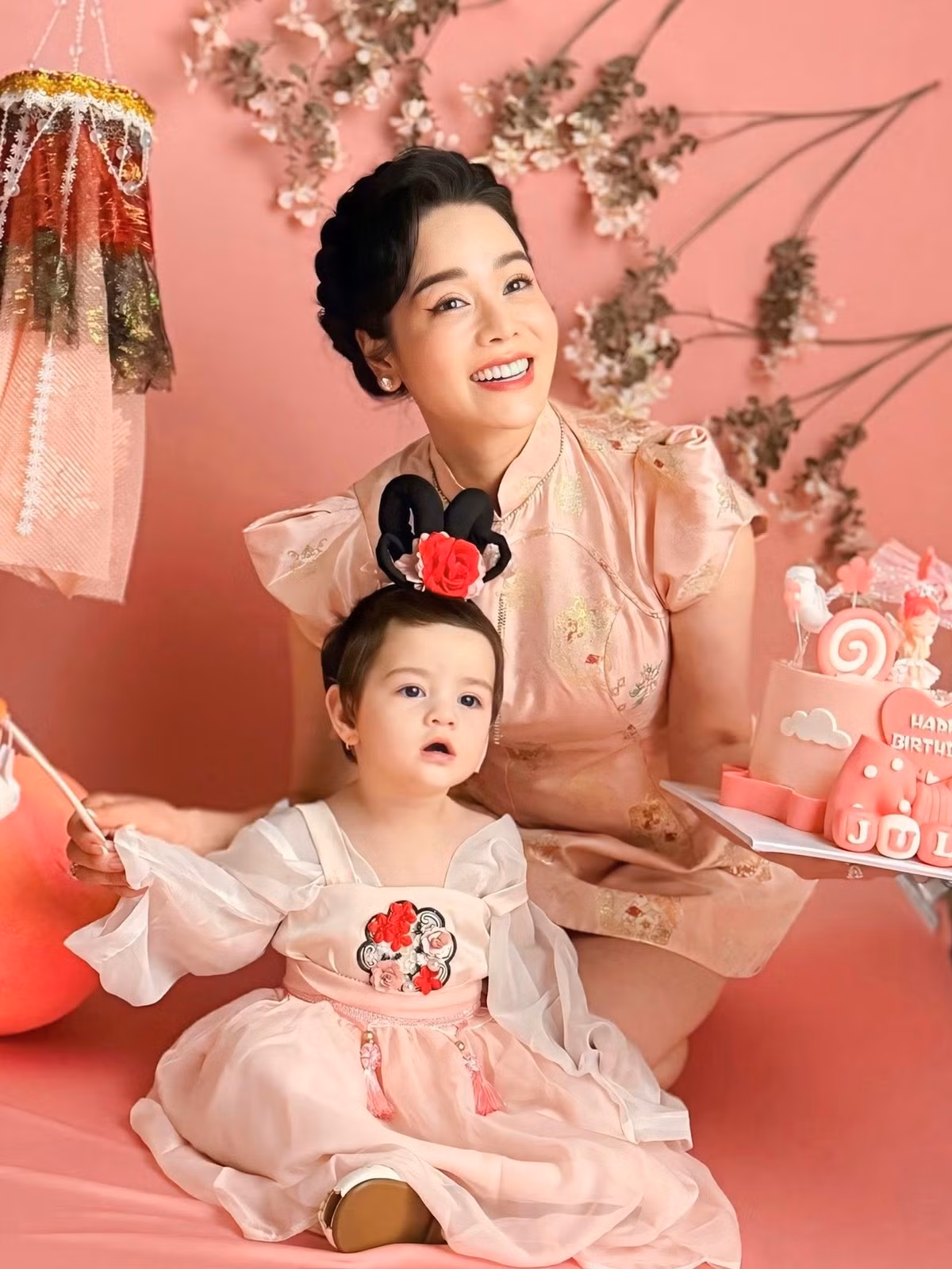 Tháng 12/2024, Nhật Kim Anh thừa nhận mang bầu lần 2. Tháng 1/2025, cô khoe sinh con gái Julia. Mới đây, Nhật Kim Anh hé lộ ngày sinh của bé Julia là 11/1/2025.