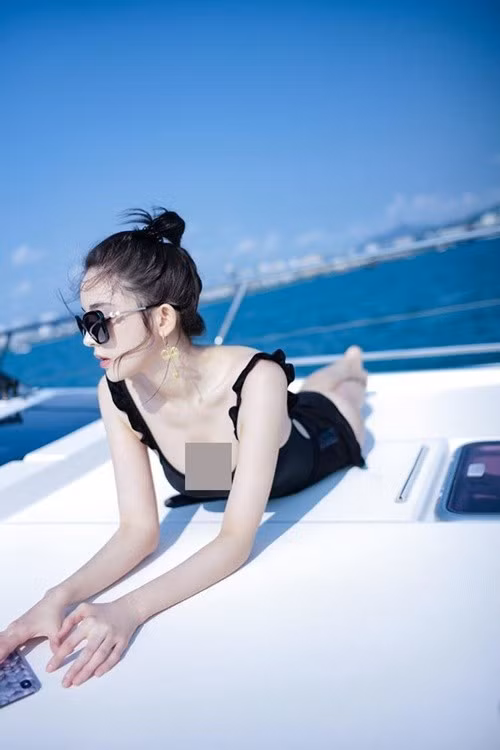 Làn da trắng mịn, đều màu là lợi thế giúp mỹ nhân Tân Cương chinh phục nhiều phong cách trang điểm, từ nhẹ nhàng, tự nhiên đến sắc sảo, quyến rũ. Ảnh: Vietnamnet.