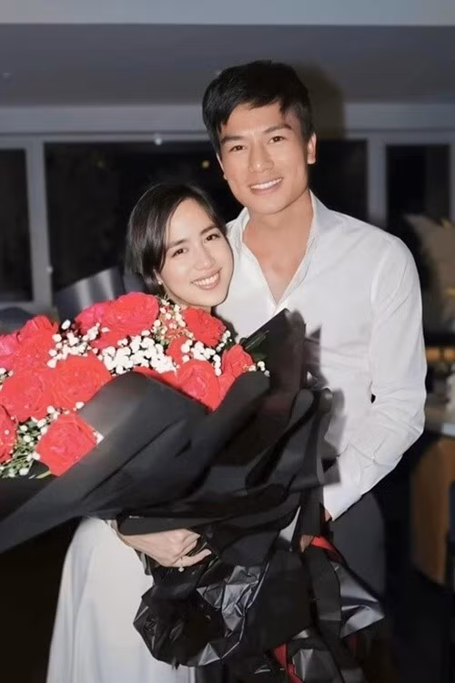 "Tình yêu của chúng ta không chỉ là những chặng bay, cung đường phiêu lưu đầy kỷ niệm, nơi đó còn đong đầy tình cảm ta dành cho nhau. Cảm ơn em, người con gái tuyệt vời khiến mỗi chặng đường anh đi đều trở nên ý nghĩa", anh viết trên trang cá nhân. Ảnh: Znews.