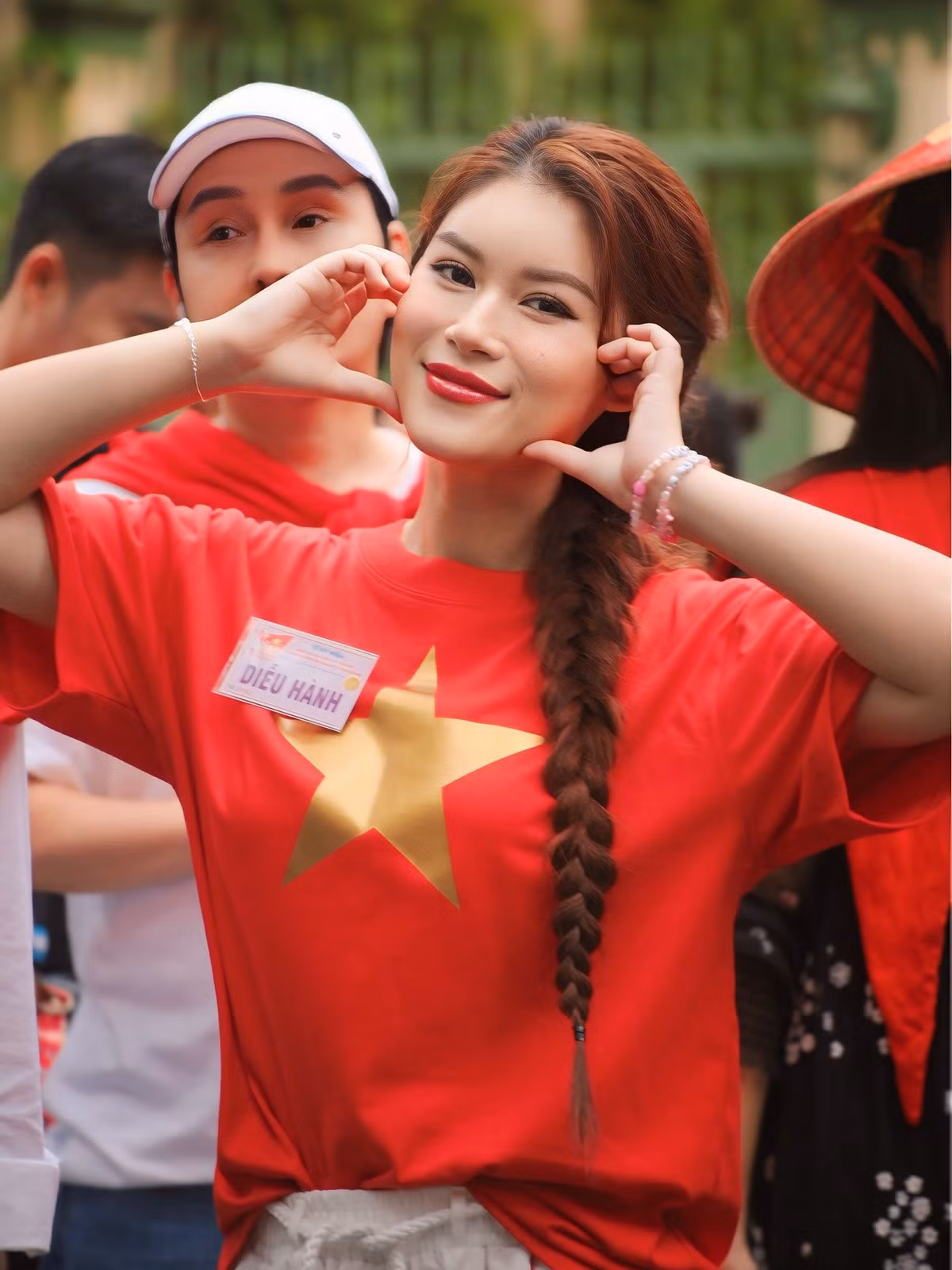 Ngọc Thanh Tâm tươi tắn trong buổi sơ duyệt. Cô diện áo cờ đỏ sao vàng. Ảnh: FB Ngọc Thanh Tâm.