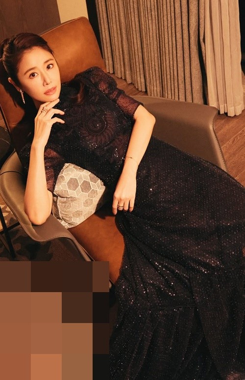 Những thiết kế thanh lịch, kín đáo vừa phải giúp Lâm Tâm Như ghi điểm với vẻ đẹp nền nã, sang trọng đúng lứa tuổi. Ảnh: FB Lâm Tâm Như.