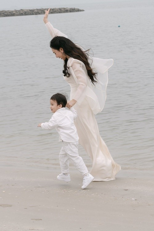 Con trai Hồ Quỳnh Hương nói trong video tiệc cưới: "Ba ơi ba, mẹ ơi mẹ. Con yêu ba mẹ" và hát bài Cả nhà thương nhau. Ảnh: FB Hồ Quỳnh Hương.