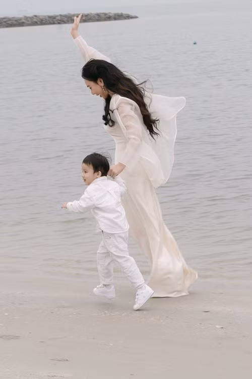 Con trai Hồ Quỳnh Hương nói trong video tiệc cưới: "Ba ơi ba, mẹ ơi mẹ. Con yêu ba mẹ" và hát bài Cả nhà thương nhau. Ảnh: FB Hồ Quỳnh Hương.