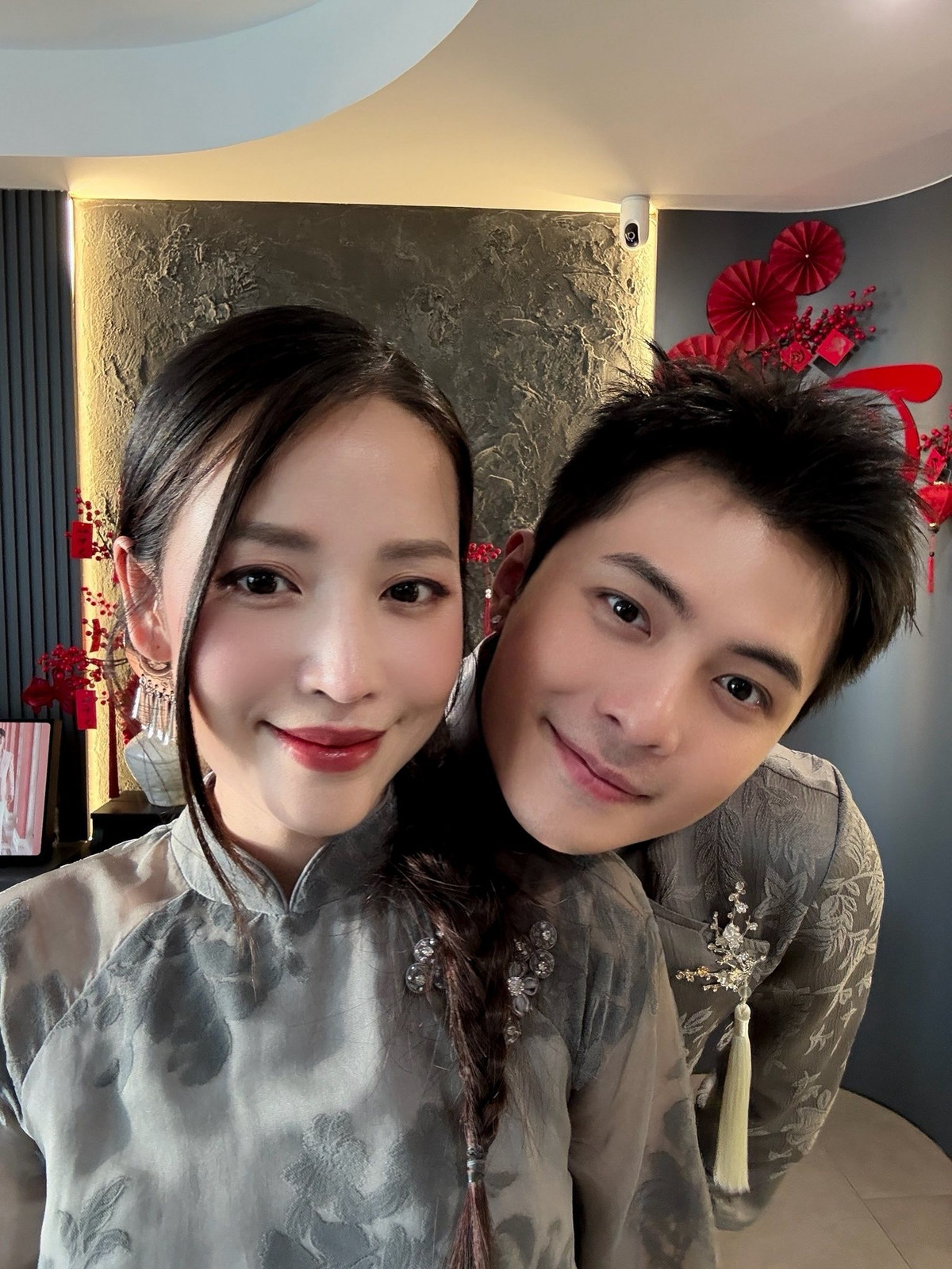 Cặp đôi xuất hiện trong trang phục áo dài đồng điệu khi đón Tết Nguyên đán 2026, thu hút sự quan tâm từ người hâm mộ. Ảnh: FB Puka.