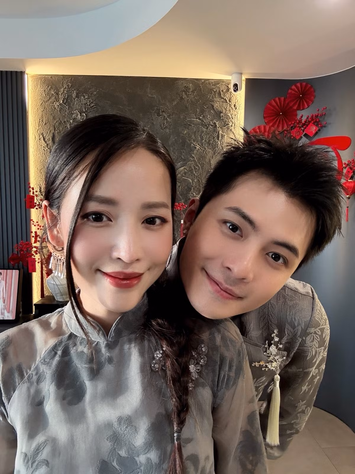 Cặp đôi xuất hiện trong trang phục áo dài đồng điệu khi đón Tết Nguyên đán 2026, thu hút sự quan tâm từ người hâm mộ. Ảnh: FB Puka.