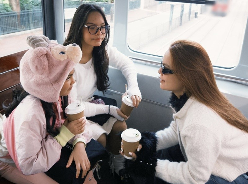 Trở lại Hong Kong, Phạm Quỳnh Anh dành nhiều thời gian cùng bố mẹ và các con khám phá ẩm thực, phong cảnh.