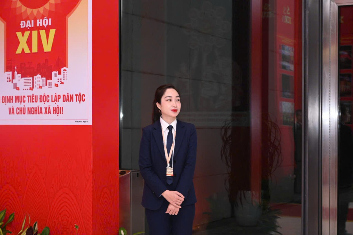 Đằng sau sự bình thản ấy là kỷ luật thép được rèn giũa qua thời gian. Mỗi động tác, mỗi bước di chuyển đều tuân thủ phương án đã được tính toán kỹ lưỡng. Không có chỗ cho sai sót, bởi chỉ một khoảnh khắc lơ là cũng có thể ảnh hưởng đến an ninh của sự kiện chính trị trọng đại. Ảnh: H.Đ