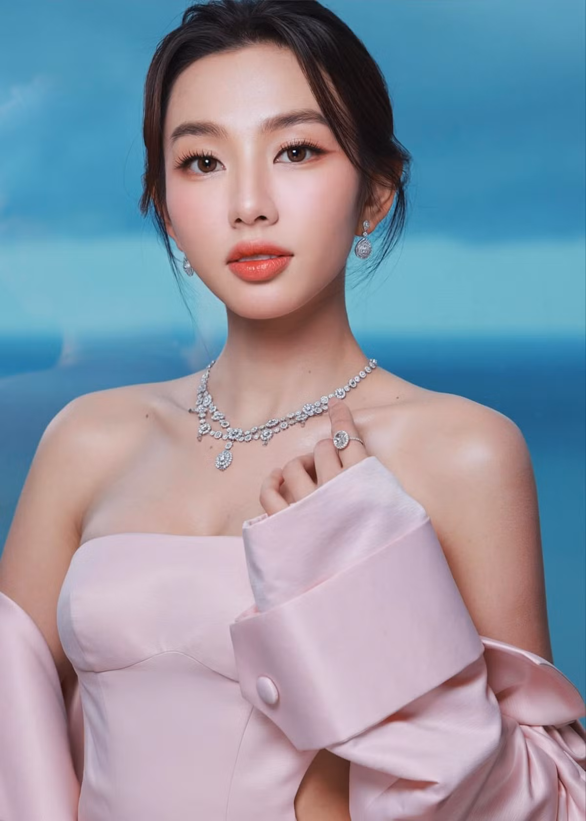 Trước khi Thùy Tiên bị khởi tố, Sen Vàng là công ty quản lý của người đẹp. Đến nay, phía Sen Vàng chưa có bất kỳ động thái nào về lùm xùm của người đẹp. Ảnh: Người Đưa Tin.