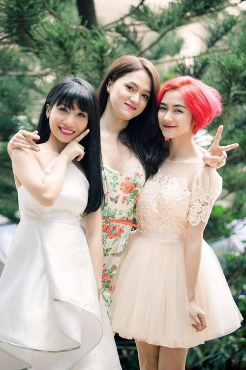 “Tháng 3/2018, chị sang Thái Lan thi và trở thành Hoa hậu Chuyển giới Quốc tế, em có mặt và chứng kiến. Tháng 11/2025 chị một lần nữa đi qua Thái Lan thực hiện một trong những giấc mơ lớn nhất cuộc đời mình. Đợi em nhé, nốt hôm nay và ngày mai khi xong xuôi công việc, em sẽ có mặt ở Thái Lan", Hòa Minzy viết. Ảnh: Khám Phá.