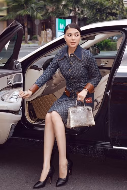 Trong cuộc phỏng vấn với Thanh Niên Việt, Lily Chen cho biết, cô không quan tâm tới cát-sê khi làm nghệ thuật. "Tôi không muốn làm nô lệ cho đồng tiền, tôi muốn tiền phải theo đuổi mình (cười)", người đẹp trải lòng. Ảnh: FB Lily Chen.