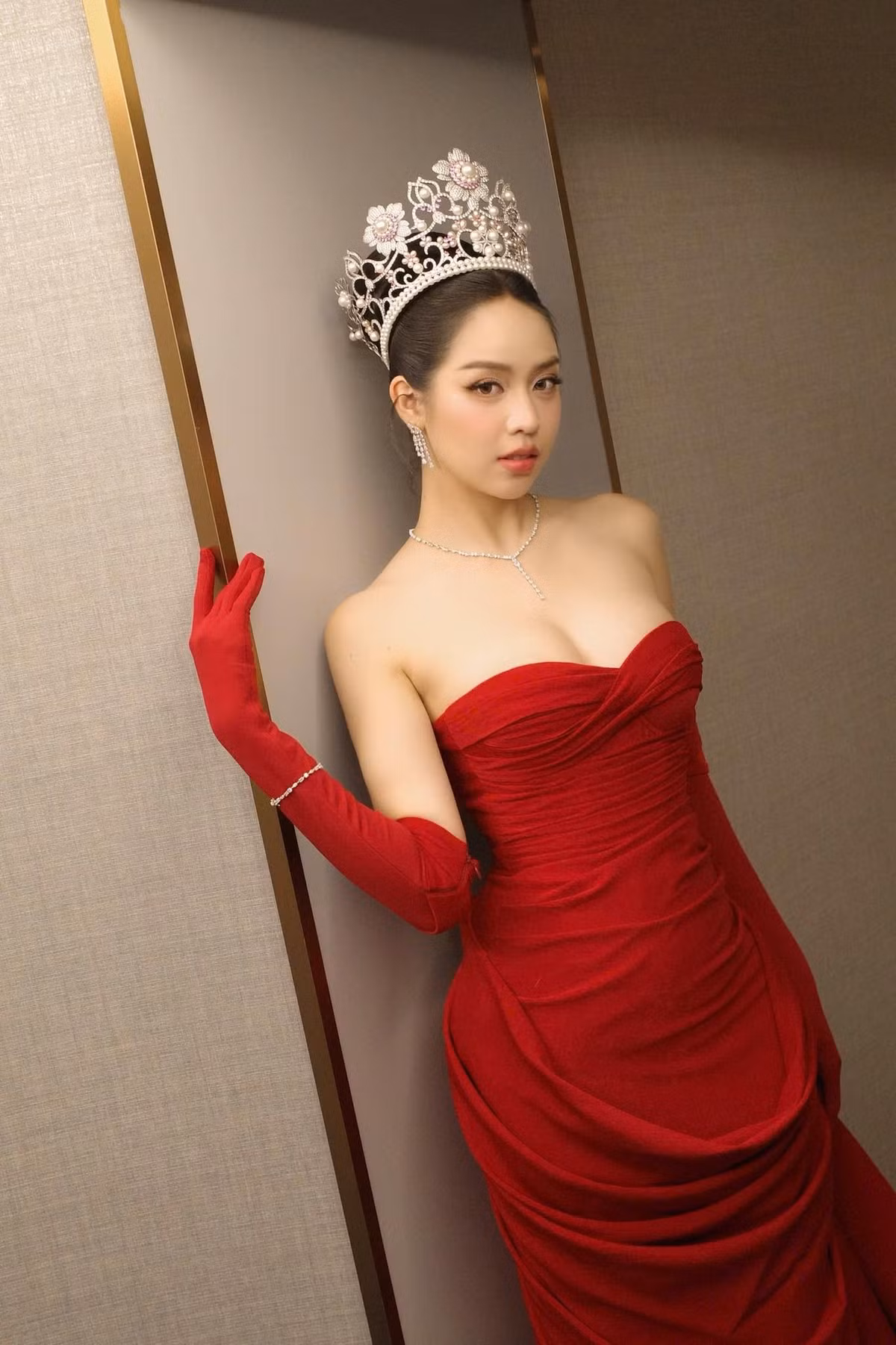 Nhan sắc, phong cách thời trang của Thanh Thủy thăng hạng rõ rệt. Ở đời thường, cô trẻ trung, sành điệu. Tham gia các sự kiện, Thanh Thủy chuộng váy áo gợi cảm.