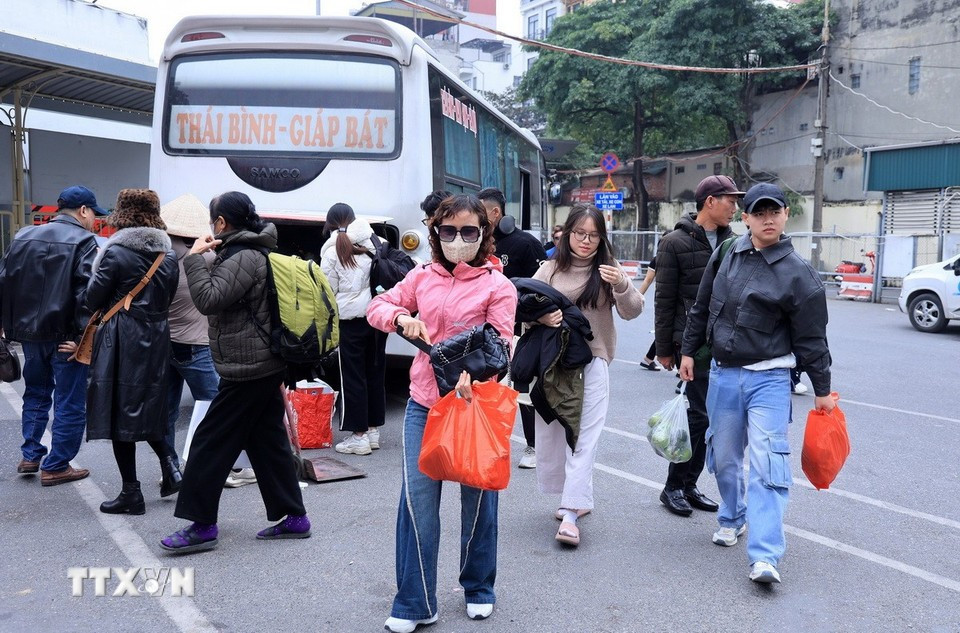 Người dân vội vã dời bến xe Giáp Bát trở về nhà sau kỳ nghỉ tết Dương lịch. (Ảnh: Quốc Khánh/TTXVN)