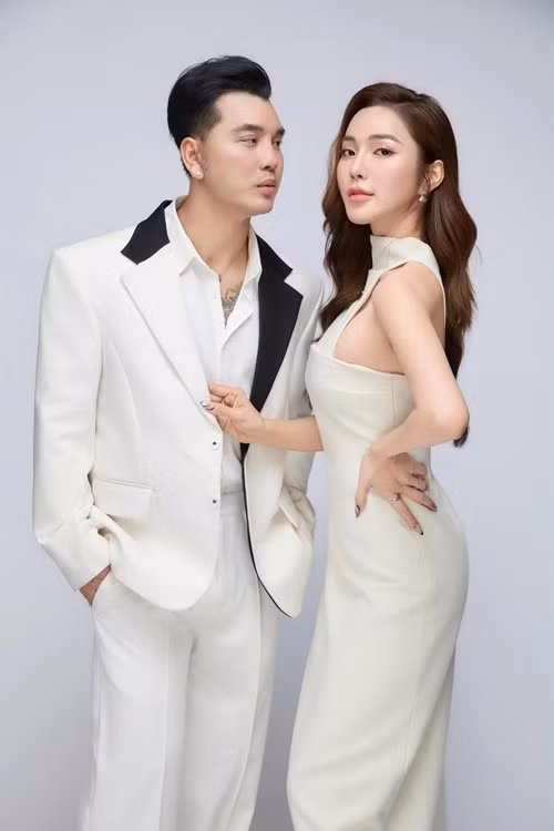 “Đại diện anh Phúc đi làm việc phải kỹ càng trong giao tiếp, chuẩn mực trong công việc thì những đối tác của mình họ mới thấy được sự chuyên nghiệp của một người quản lý cho ca sĩ như thế nào”, Kim Cương chia sẻ trên Người Đưa Tin về công việc quản lý. Ảnh: FB Ưng Hoàng Phúc.