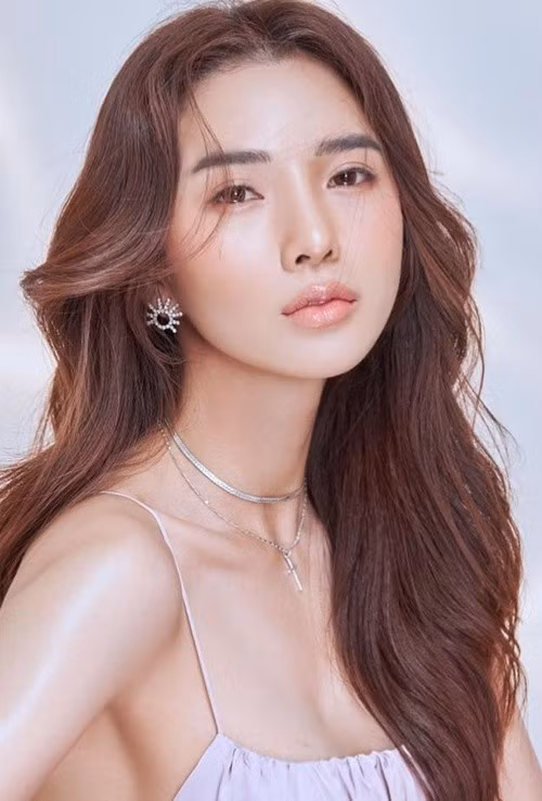 "Tôi rất hiếm khi đăng ảnh hay chụp hình gợi cảm như ngày xưa", vợ Ưng Hoàng Phúc bày tỏ. Ảnh: FB Kim Cương.