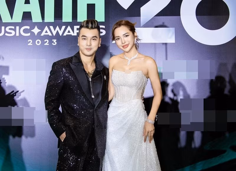 Mới đây, Ưng Hoàng Phúc phủ nhận nghi vấn quảng bá cho trang web cá cược khi MV Anh em trước sau như một của anh cùng 4 ca sĩ: Khánh Phương, Dương Ngọc Thái, Lâm Chấn Huy và Lưu Hưng xuất hiện hình ảnh nhà cái. Ảnh: FB Kim Cương.