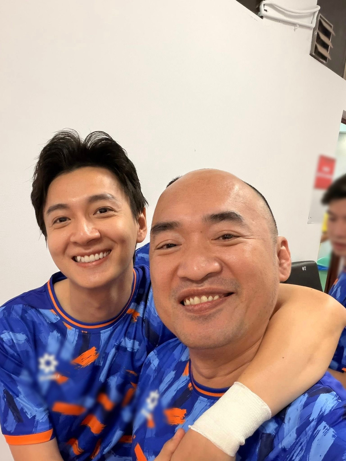 Tiến Luật (phải) động viên đội tuyển bóng đá Việt Nam trước giờ thi đấu: "Cứ hết mình thôi! Thắng thì vui, thua thì mình có thêm kinh nghiệm! Cố lên nha". Khi U23 Việt Nam giành chiến thắng, nam diễn viên vô cùng vui mừng, phấn khích. Ảnh: FB Tiến Luật.