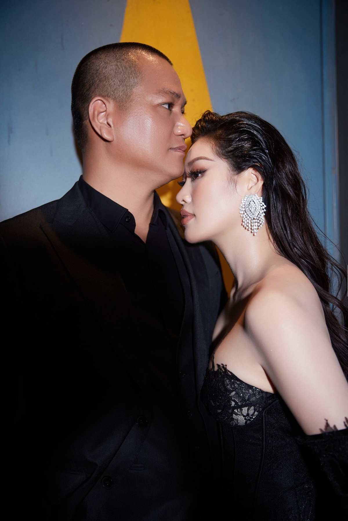 Khánh Vân kết hôn vào tháng 12/2024. Sau đám cưới, nàng hậu và chồng dính như hình với bóng. Tại các sự kiện, Khánh Vân và nhiếp ảnh gia Nguyễn Long không ngại chụp ảnh tình tứ. Ảnh: FB Khánh Vân.