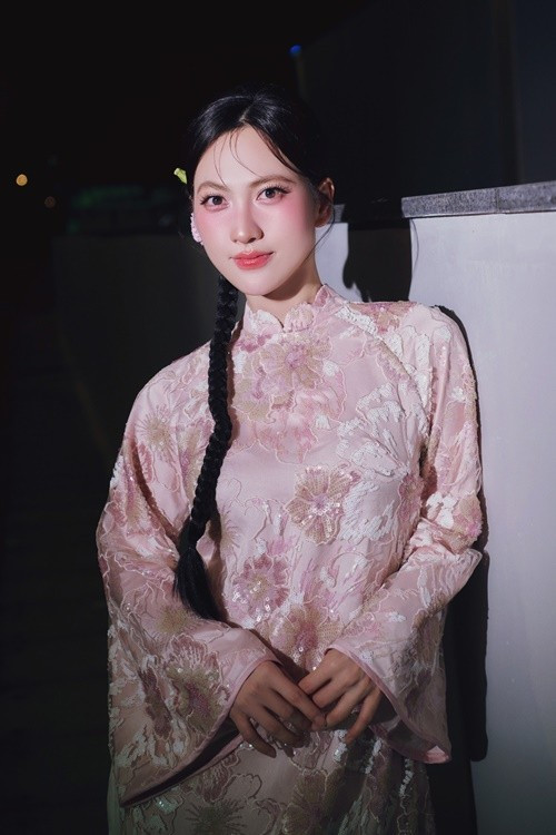 Dù hoạt động nghệ thuật nhiều năm, nữ diễn viên không nhận mình là trụ cột kinh tế gia đình. Cha mẹ cô vẫn bán xôi mỗi ngày, em trai có công việc riêng.