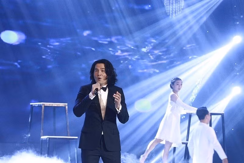 Theo Dân Việt, không chỉ tỏa sáng ở phần thi Thử thách cuối cùng, phần thi Song đấu, Quách Ngọc Ngoan cùng Trung Dũng tạo nên một màn liên hoàn khúc đầy cảm xúc. Đối lập với chất giọng trữ tình, đậm chất phòng trà của Trung Dũng, Quách Ngọc Ngoan đã mang đến chất giọng tự sự, xóa mờ ranh giới quan niệm sang sến của dòng nhạc trữ tình - bolero. Ảnh: Dân Việt.