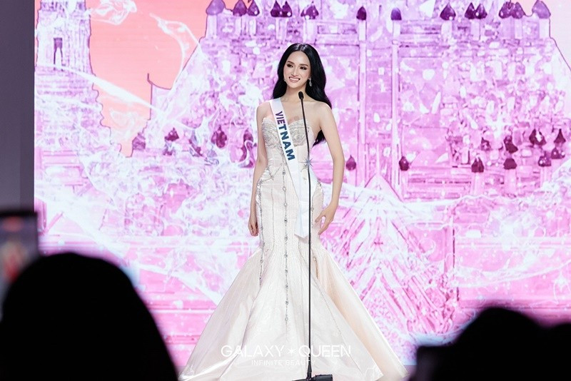 View - Hương Giang gợi cảm trên sân khấu sự kiện ra mắt của Miss Universe 2025 | Báo Tri thức và Cuộc sống - TIN TỨC PHỔ BIẾN KIẾN THỨC 24H