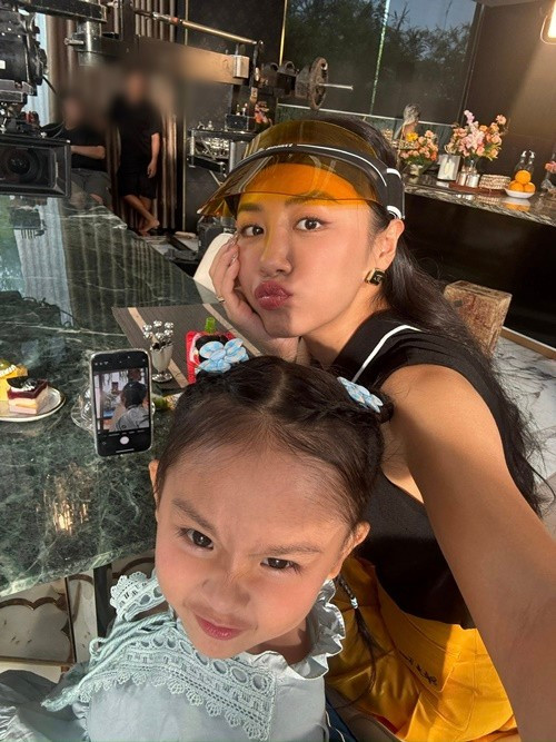 Rời khỏi hình ảnh có phần nghiêm túc trên phim, nữ ca sĩ thoải mái chu môi tạo dáng, liên tục selfie cùng đồng nghiệp trong giờ nghỉ. Ảnh: FB Văn Mai Hương.