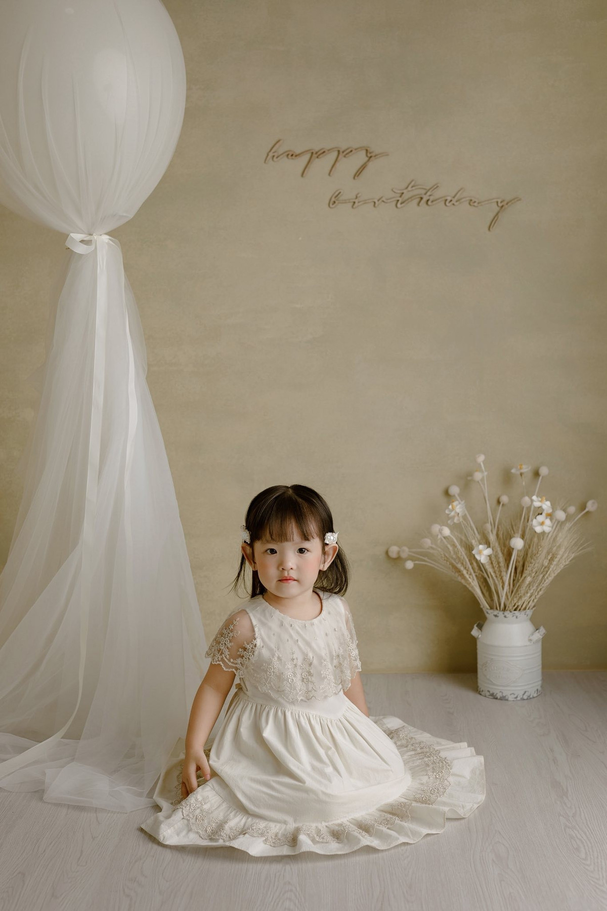 Bé Boni diện váy trắng nhẹ nhàng với chất liệu mềm mại, điểm xuyết họa tiết ren tinh tế, tôn lên nét dịu dàng. Ảnh: FB Trương Mỹ Nhân.