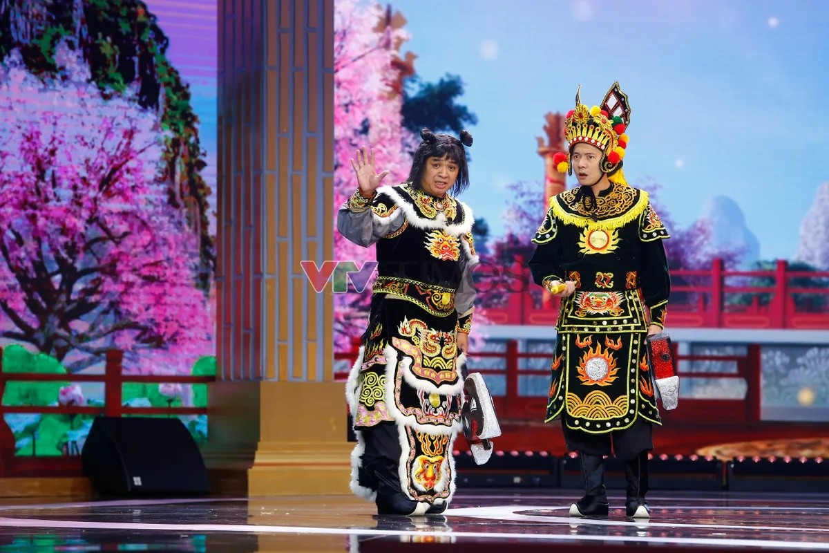 Chia sẻ trên VTV, Việt Bắc cho biết những câu thoại gây cười của anh trong Táo Quân được khán giả đón nhận tích cực, điều này mang lại cho anh nhiều niềm vui và sự hào hứng khi làm nghề. Ảnh: VTV.