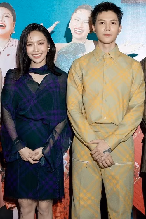 Khi đóng chung phim điện ảnh Gặp lại chị bầu, Diệu Nhi từng chia sẻ: "Tuy là người trong gia đình, đi ra ngoài đi làm, tôi cũng xem như đồng nghiệp. Diễn xuất chưa đạt, tôi vẫn góp ý và cũng học hỏi từ diễn xuất của Tú cũng như học từ nhiều người có đóng góp trong phim. Bước ra đường đi làm, chúng tôi gác gia đình sang một bên và hồn ai nấy giữ". Ảnh: Vietnamnet.