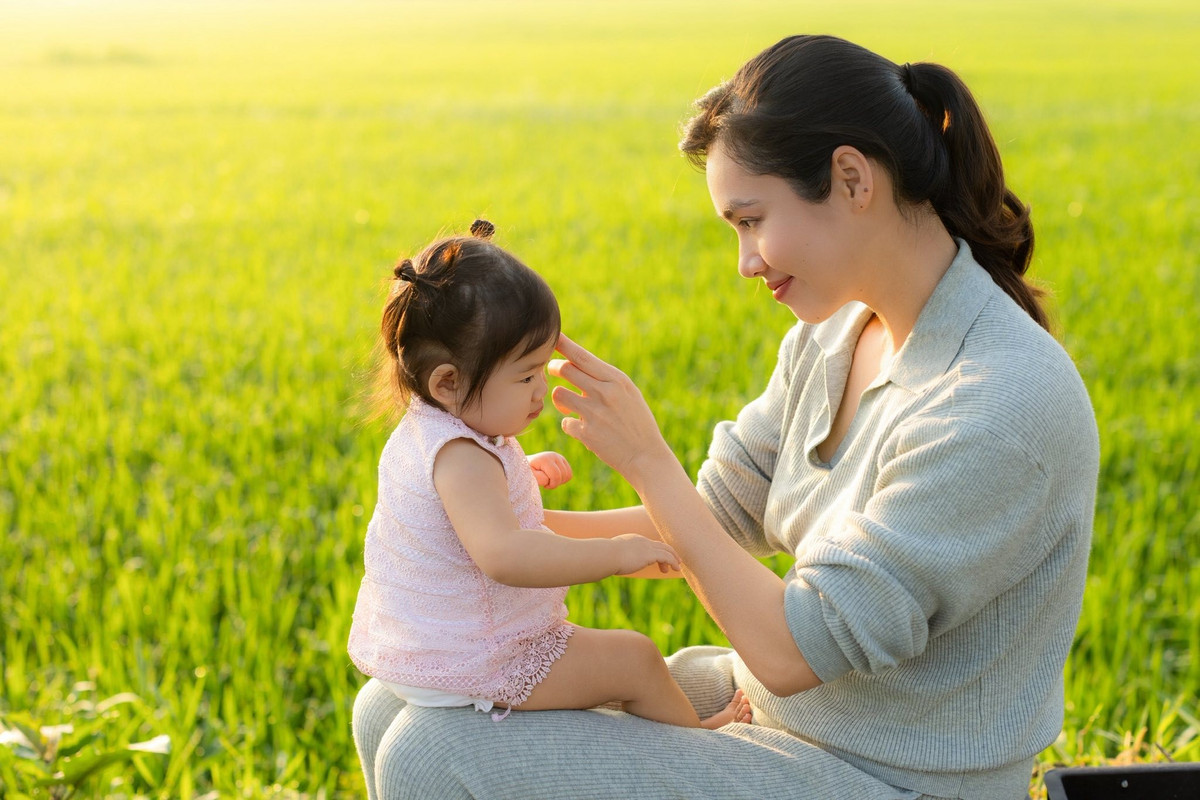 Hạnh phúc của Hoàng My khi được cùng con gái tận hưởng những khoảnh khắc đơn giản thôi nhưng nhẹ nhàng.