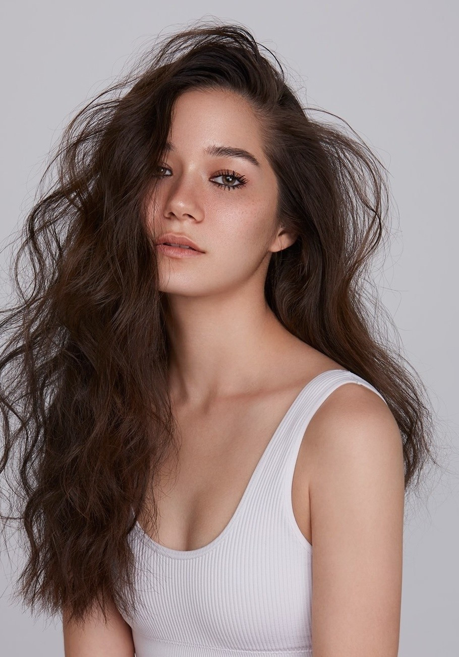 Nữ ca sĩ phân trần, trước lễ khai mạc, cô được ban tổ chức thông báo sẽ phải hát nhép 100% cho màn trình diễn, hệ thống micro sẽ tắt. Tuy nhiên, đến khi Violette biểu diễn, micro của cô vẫn được bật còn tai nghe của cô lại không hoạt động. Điều này khiến nữ ca sĩ không thể nghe thấy giọng của chính mình qua tai nghe.