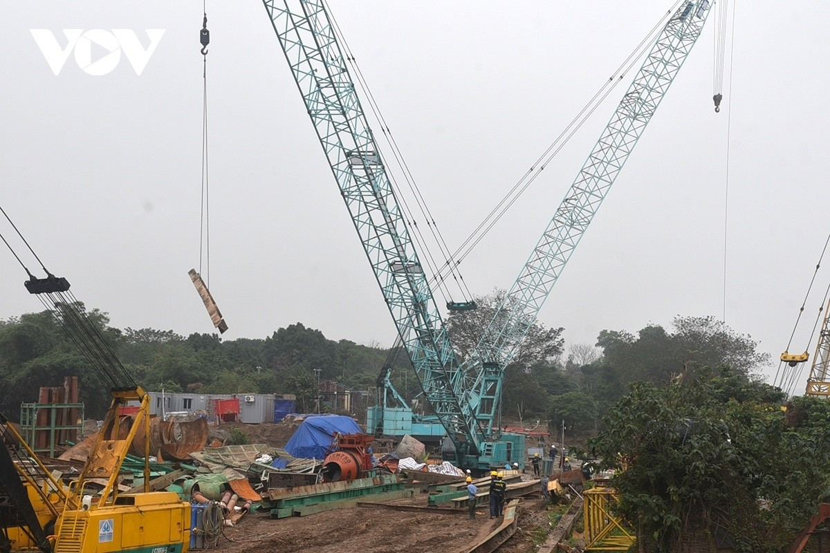 Trên công trường không khí thi công diễn ra khẩn trương với nhịp độ cao. Các tổ đội làm việc xuyên Tết nhằm bảo đảm công trình hoàn thành đúng tiến độ đề ra.