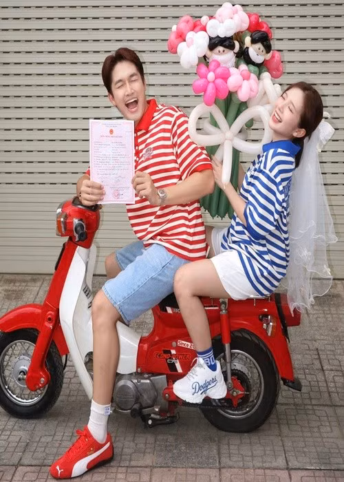 Nhiều đồng nghiệp gửi lời chúc mừng vợ chồng Đình Tú. Diễn viên Trần Nghĩa còn trêu chọc Ngọc Huyền: "Anh đã nói cuối năm cưới mà cãi ghê lắm". Ảnh: FB Ngọc Huyền.