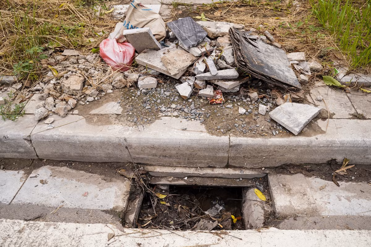 Trên đường Nguyễn Gia Bồng xuất hiện hàng loạt hố ga không có nắp đậy, một số nằm sát mép đường, gây mất an toàn cho người và phương tiện lưu thông.