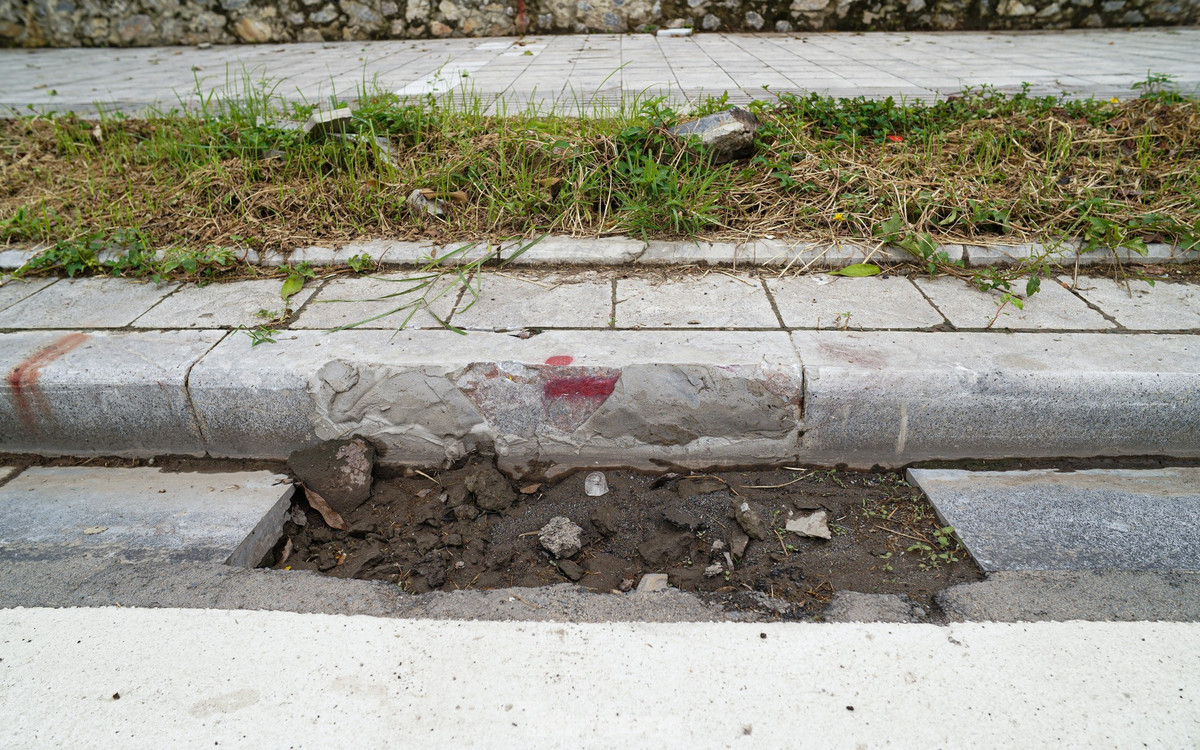 Không chỉ bị mất nắp, một số hố ga trên tuyến đường còn trong tình trạng ùn ứ bởi bùn đất, rác thải.