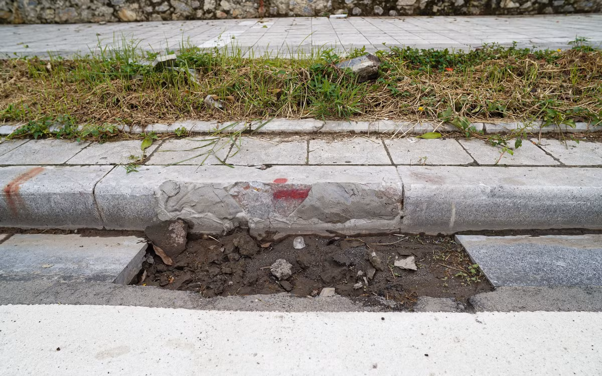 Không chỉ bị mất nắp, một số hố ga trên tuyến đường còn trong tình trạng ùn ứ bởi bùn đất, rác thải.