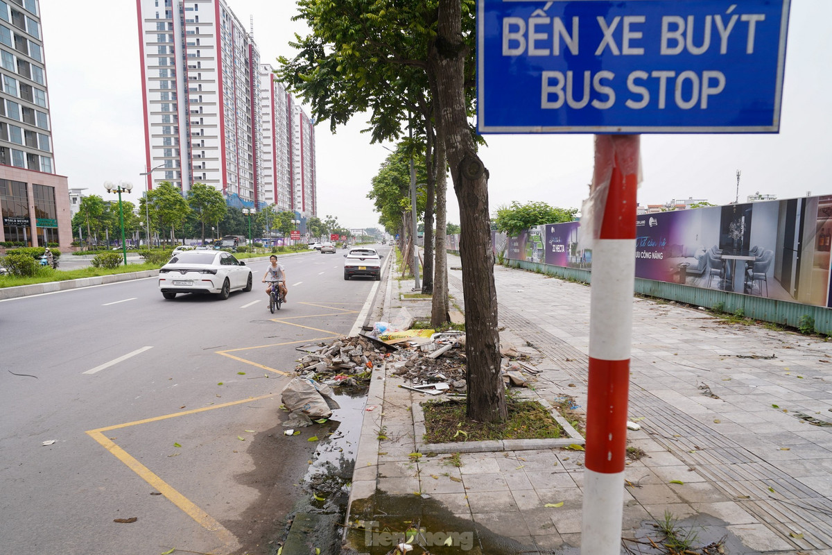Anh Nguyễn Hữu Ngọc (quận Long Biên) cho biết: “Tôi thường xuyên đi qua tuyến đường này và thấy rác thải, vật liệu xây dựng vứt ngổn ngang khắp nơi. Mong các cơ quan liên quan xử lý kịp thời".