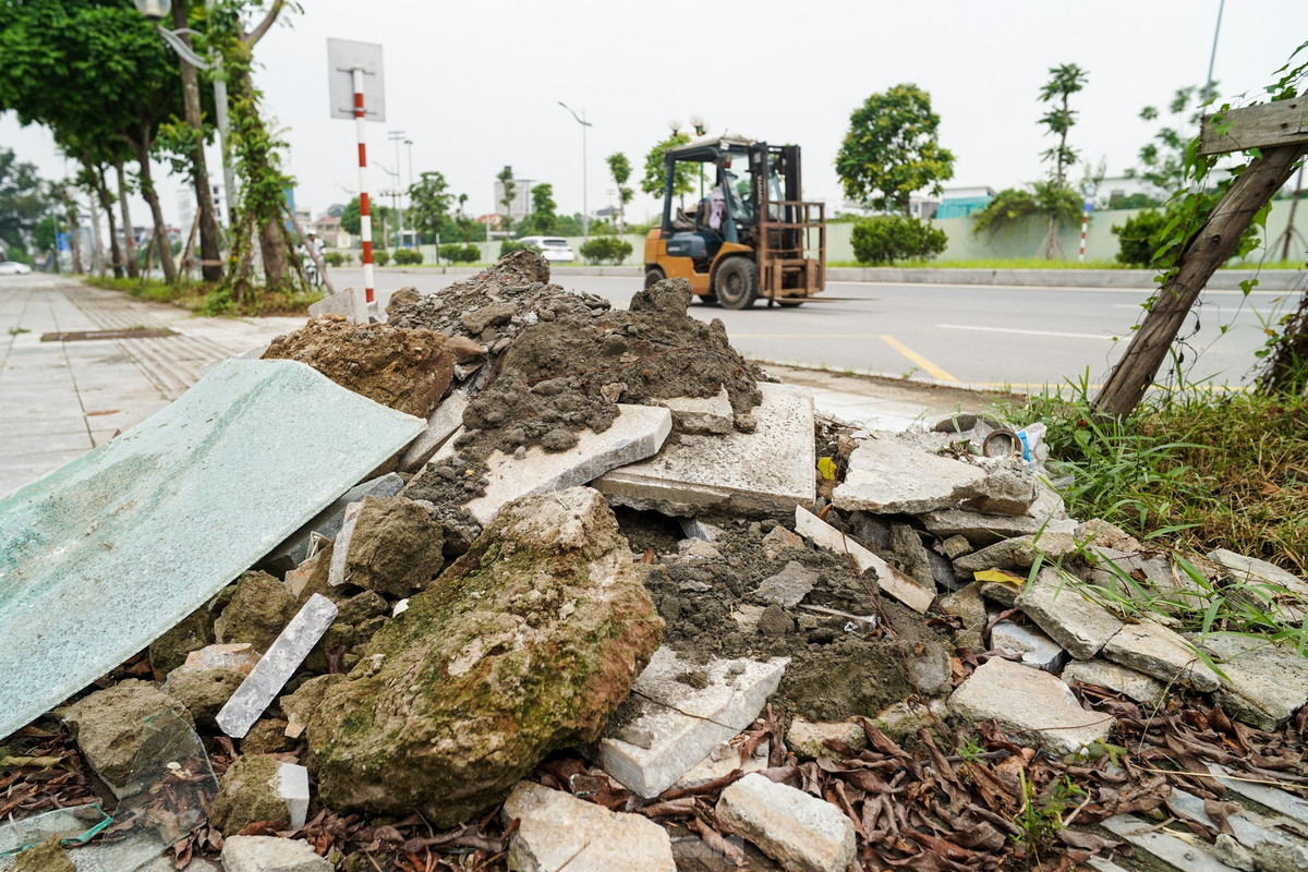 Vỉa hè dọc cũng bị chất đầy rác thải xây dựng gây mất mỹ quan đô thị.