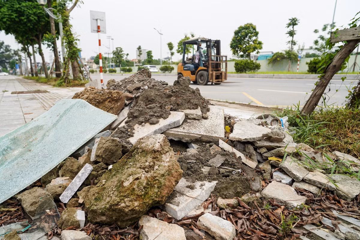 Vỉa hè dọc cũng bị chất đầy rác thải xây dựng gây mất mỹ quan đô thị.