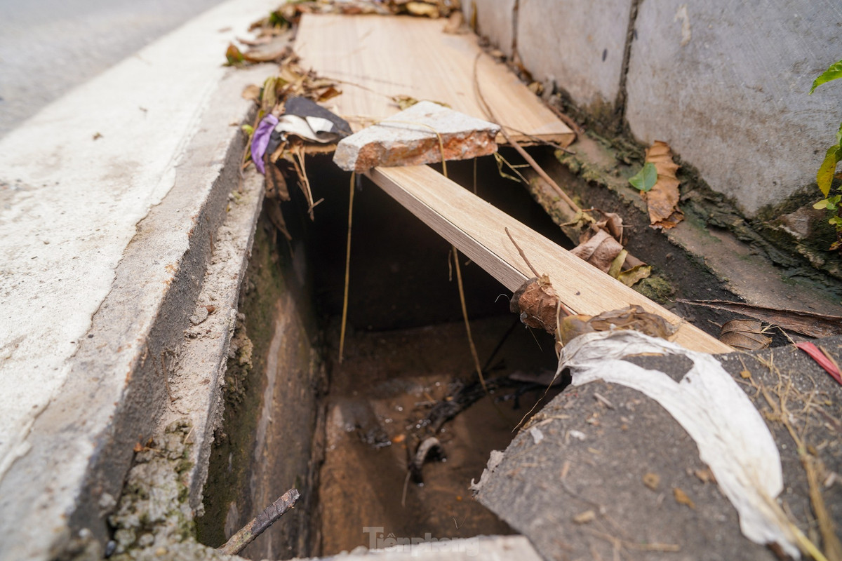 Một số hố ga bị mất nắp được khắc phục tạm thời bằng giỏ nhựa hoặc thanh gỗ.