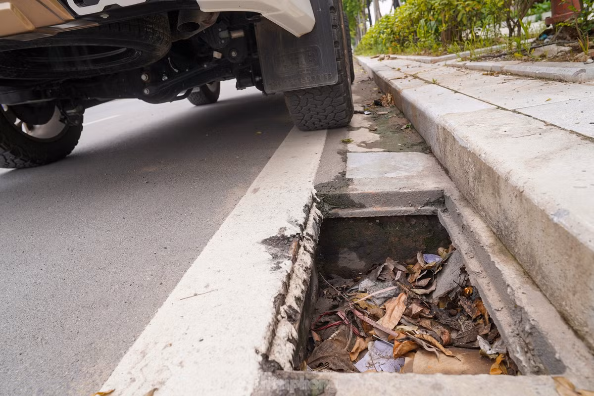 Anh Hoàng Văn Nam (quận Long Biên, Hà Nội) chia sẻ: “Vào ban đêm hoặc khi trời mưa, người đi đường rất dễ gặp tai nạn do không kịp quan sát".