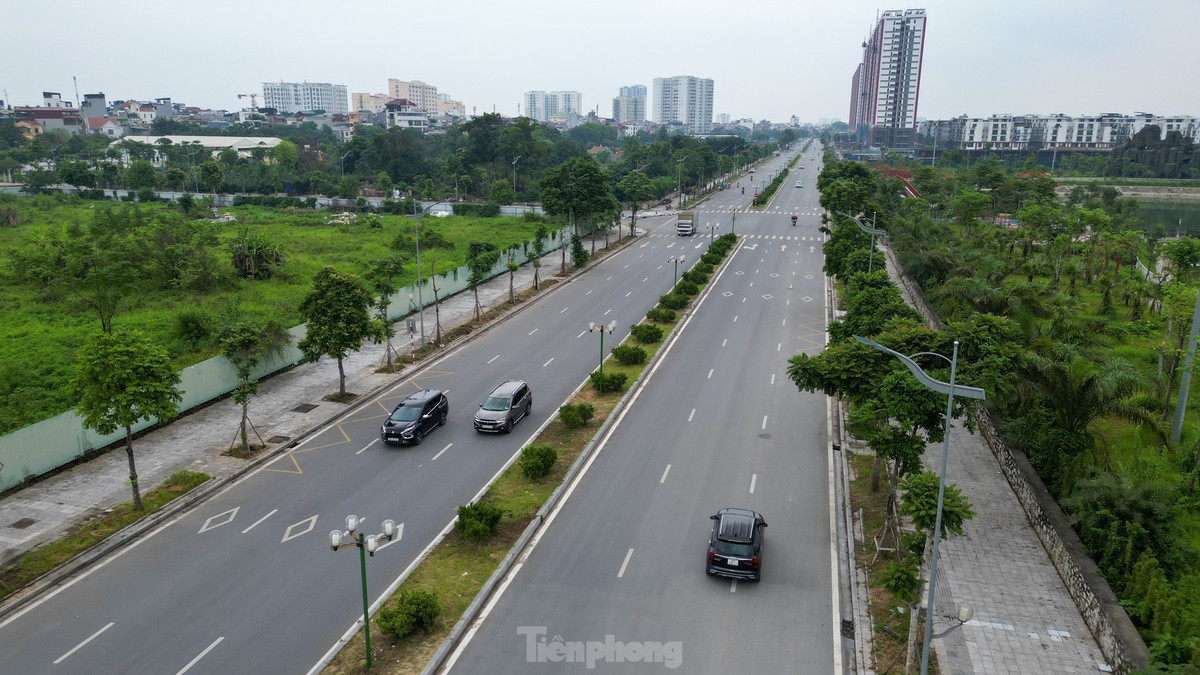 Tuyến đường Nguyễn Gia Bồng được đưa vào sử dụng từ tháng 9/2024, là một trong những tuyến đường gắn biển nhân dịp kỷ niệm 70 năm Ngày Giải phóng Thủ đô (10/10/1954 - 10/10/2024), với kỳ vọng trở thành điểm nhấn giao thông - hạ tầng của khu vực.