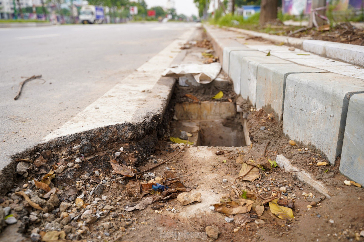 Trao đổi với phóng viên, ông Hoàng Văn Lực - Chủ tịch UBND phường Ngọc Thụy, quận Long Biên cho biết: “Hiện tại, tuyến đường Nguyễn Gia Bồng chưa được bàn giao chính thức về địa bàn, nên phường chưa có cơ sở để tiếp nhận, quản lý và xử lý các vấn đề phát sinh".