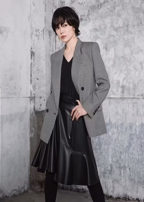 Nữ diễn viên hàng đầu xứ Hàn toát lên vẻ bí ẩn. Ảnh: Instagram Song Hye Kyo.