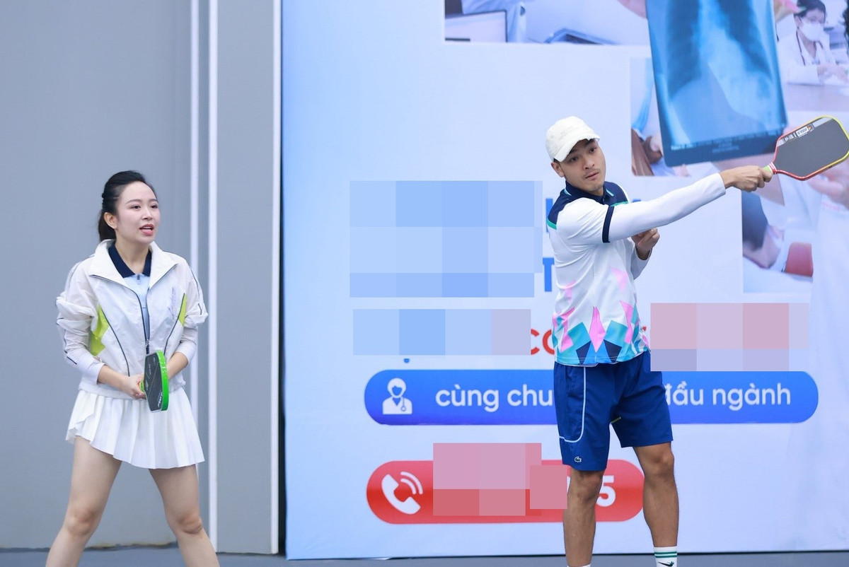 Cặp đôi diễn viên hào hứng tập luyện pickleball. Ảnh: FB Kim Oanh.
