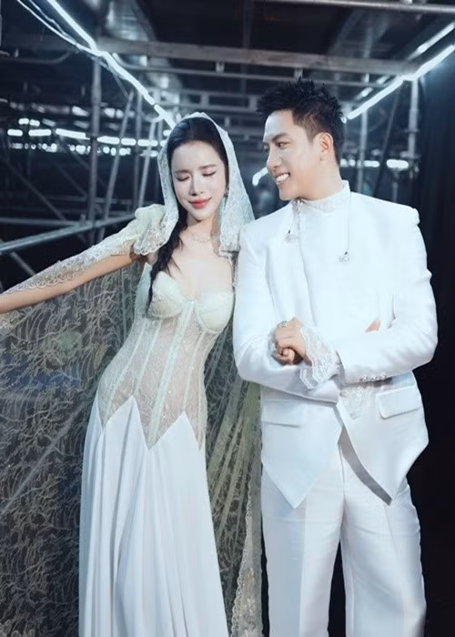 Theo Người Lao Động, tại hậu trường show Giao lộ thời gian, Anh Tú thừa nhận LyLy chính là nữ đồng nghiệp ăn ý nhất trong âm nhạc. Anh Tú và LyLy ở cạnh nhà nên có nhiều cơ hội tập luyện và thu âm các bản cover chung. Các sản phẩm này khi được đăng tải trên mạng xã hội đã nhận về sự ủng hộ nhiệt tình từ khán giả. Ảnh: FB Anh Tú.