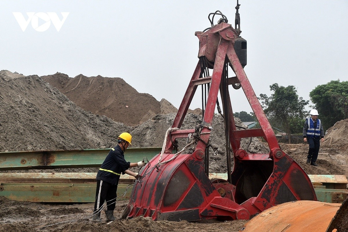 Trên mặt bằng, những thanh kết cấu lớn được cẩu lắp liên tục.