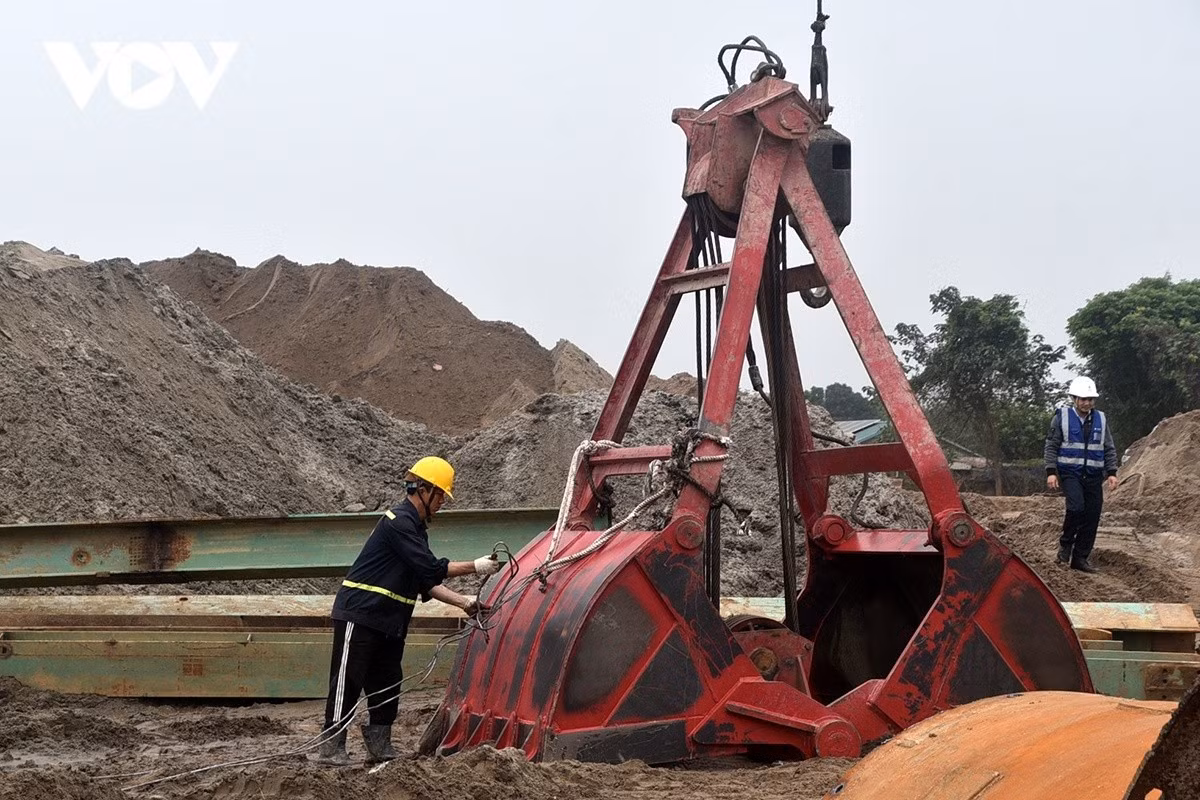 Trên mặt bằng, những thanh kết cấu lớn được cẩu lắp liên tục.