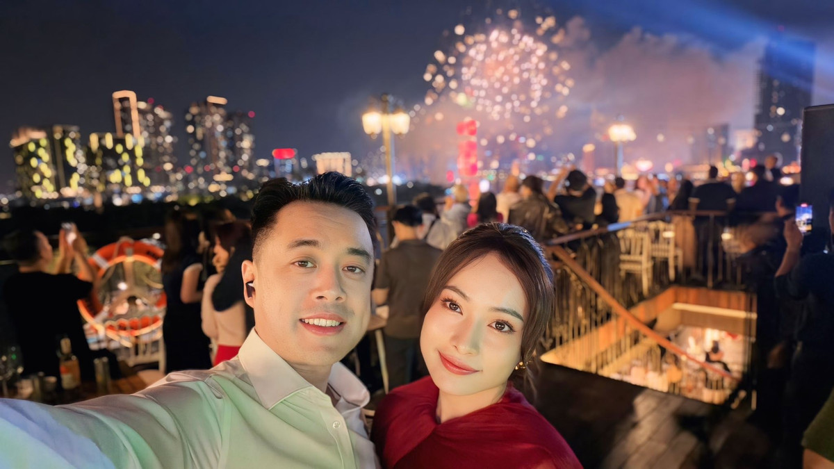 Vợ chồng Dương Khắc Linh - Lưu Ngọc Duyên đón giao thừa. Lưu Ngọc Duyên tâm sự: “Trôi qua 1 năm chưa hẳn rực rỡ lắm nhưng cũng thầm cảm ơn và hài lòng vì mọi điều vẫn suôn xẻ. Đầu giữa năm thì khó khăn vì kinh tế chung nhưng đến cuối năm thì dễ chịu hơn, con cái tiến bộ và phát triển hơn và chỉ có tình cảm yêu đương là vẫn đu đỉnh”. Ảnh: FB Lưu Ngọc Duyên.